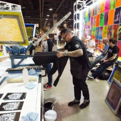 Five Factors to Consider When Choosing a T-Shirt Screen Printing Service