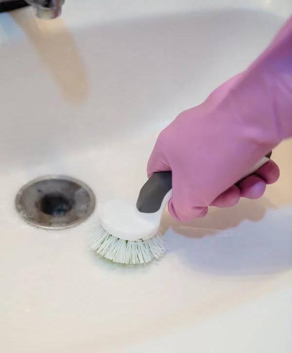 Emergency drain cleaning service