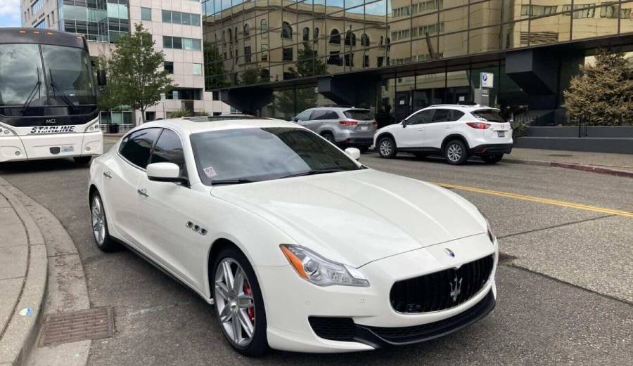 Sedan Service Airport vs. Ride-Share: Which Is Right for Your Travel Needs?